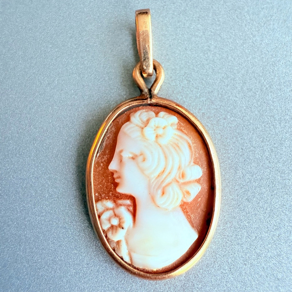 Jewelry - 14K Yellow Gold Left Facing Cameo Shell Oval Frame Vintage Pendant